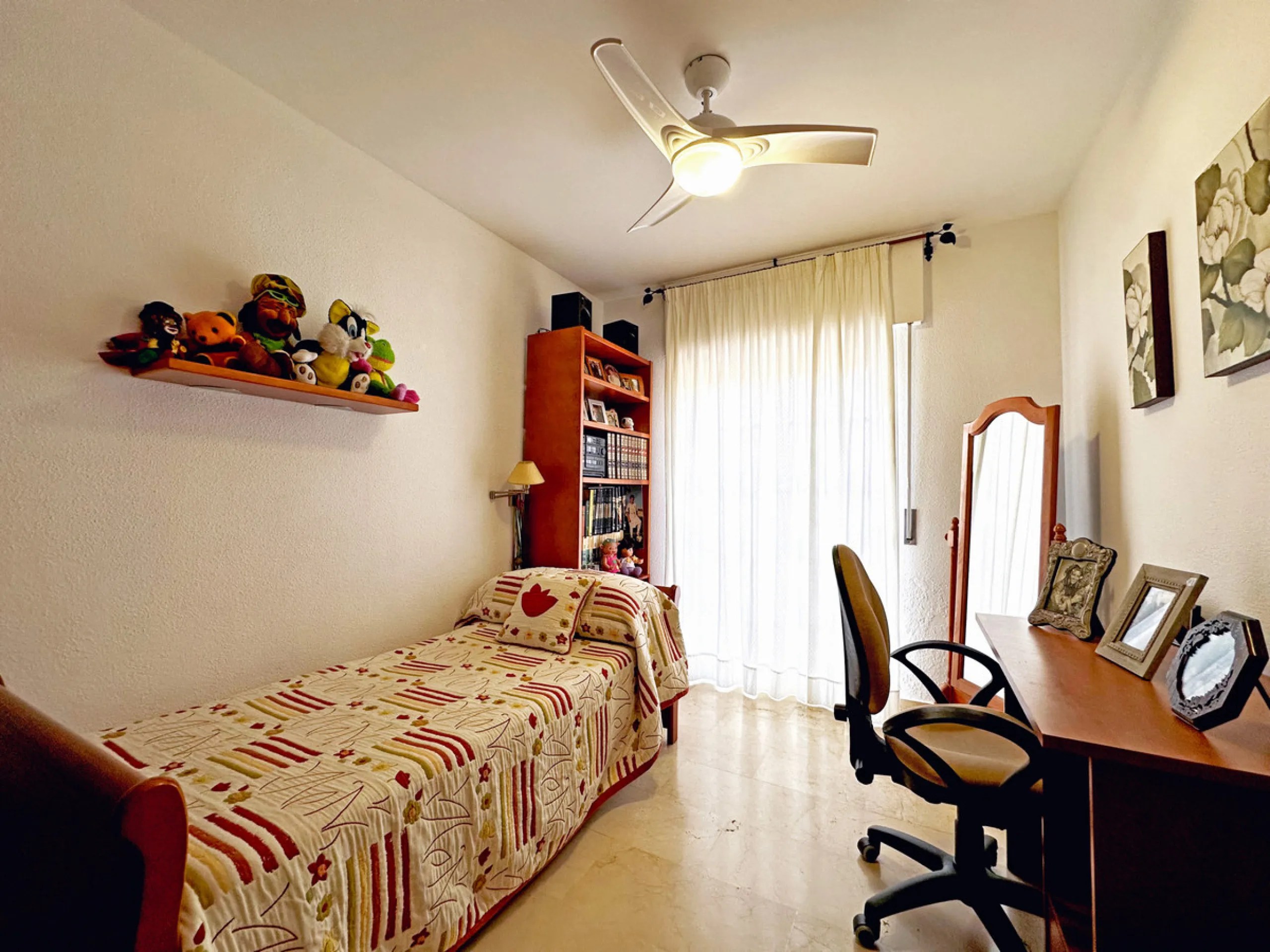 Located in the western part of Estepona, near Estepona Stadium and the Felipe VI Theater, this bright and spacious townhouse represents a unique opportunity for those seeking comfort, spaciousness, and proximity to all amenities. With an excellent orienta