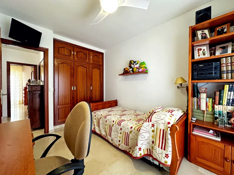 Located in the western part of Estepona, near Estepona Stadium and the Felipe VI Theater, this bright and spacious townhouse represents a unique opportunity for those seeking comfort, spaciousness, and proximity to all amenities. With an excellent orienta
