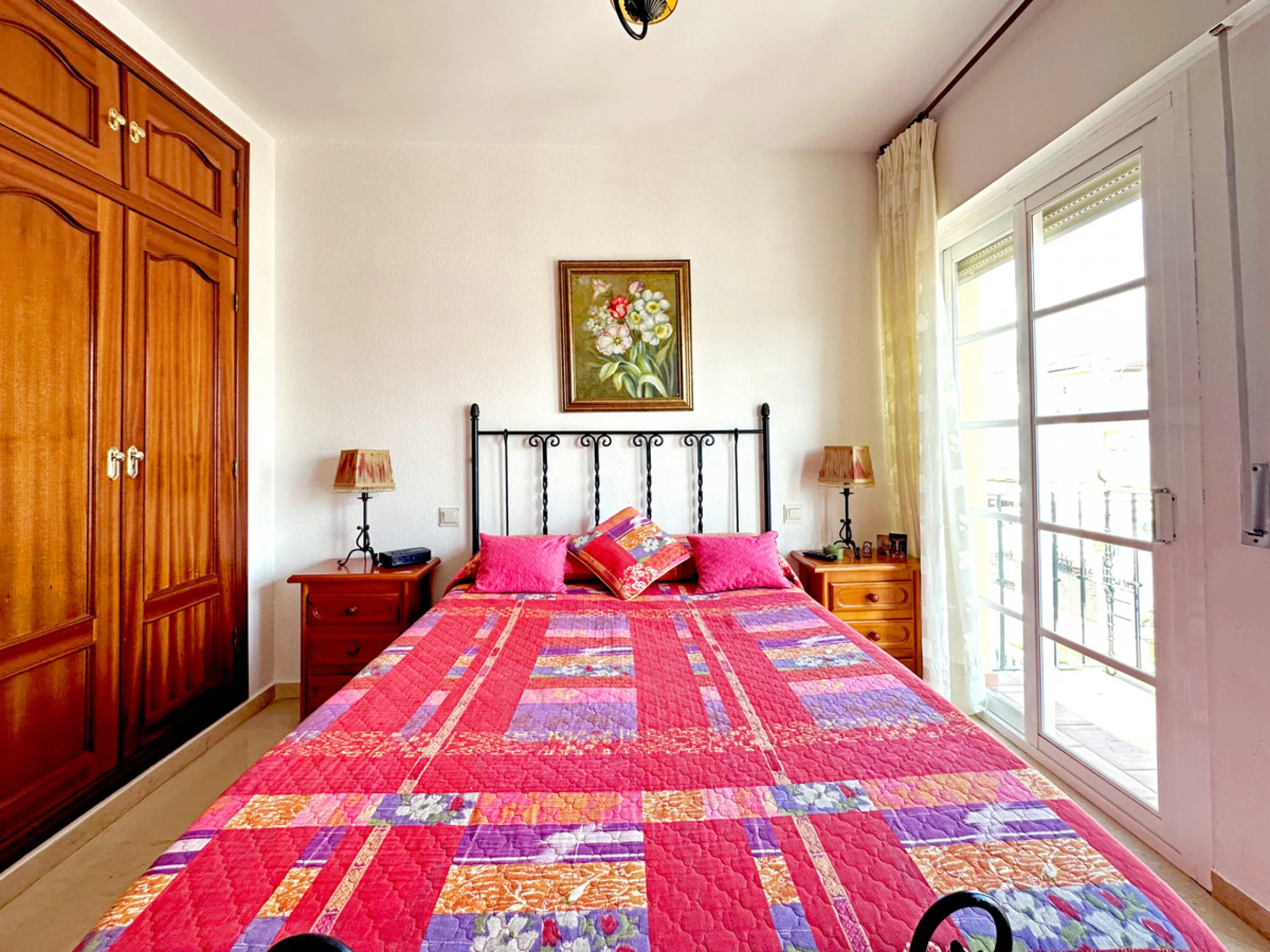 Located in the western part of Estepona, near Estepona Stadium and the Felipe VI Theater, this bright and spacious townhouse represents a unique opportunity for those seeking comfort, spaciousness, and proximity to all amenities. With an excellent orienta