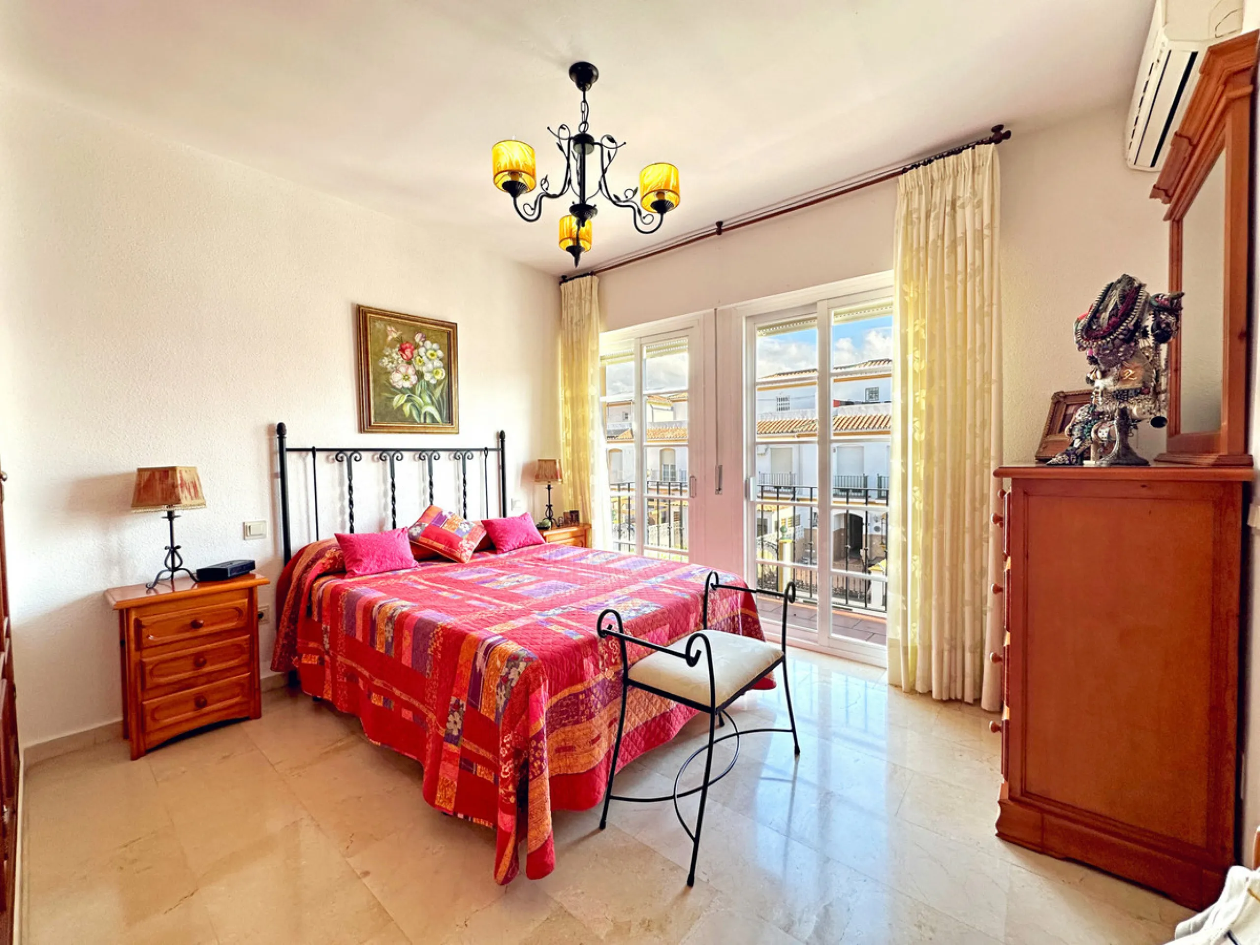 Located in the western part of Estepona, near Estepona Stadium and the Felipe VI Theater, this bright and spacious townhouse represents a unique opportunity for those seeking comfort, spaciousness, and proximity to all amenities. With an excellent orienta