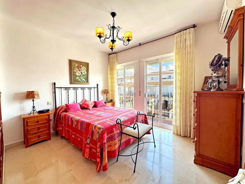 Located in the western part of Estepona, near Estepona Stadium and the Felipe VI Theater, this bright and spacious townhouse represents a unique opportunity for those seeking comfort, spaciousness, and proximity to all amenities. With an excellent orienta