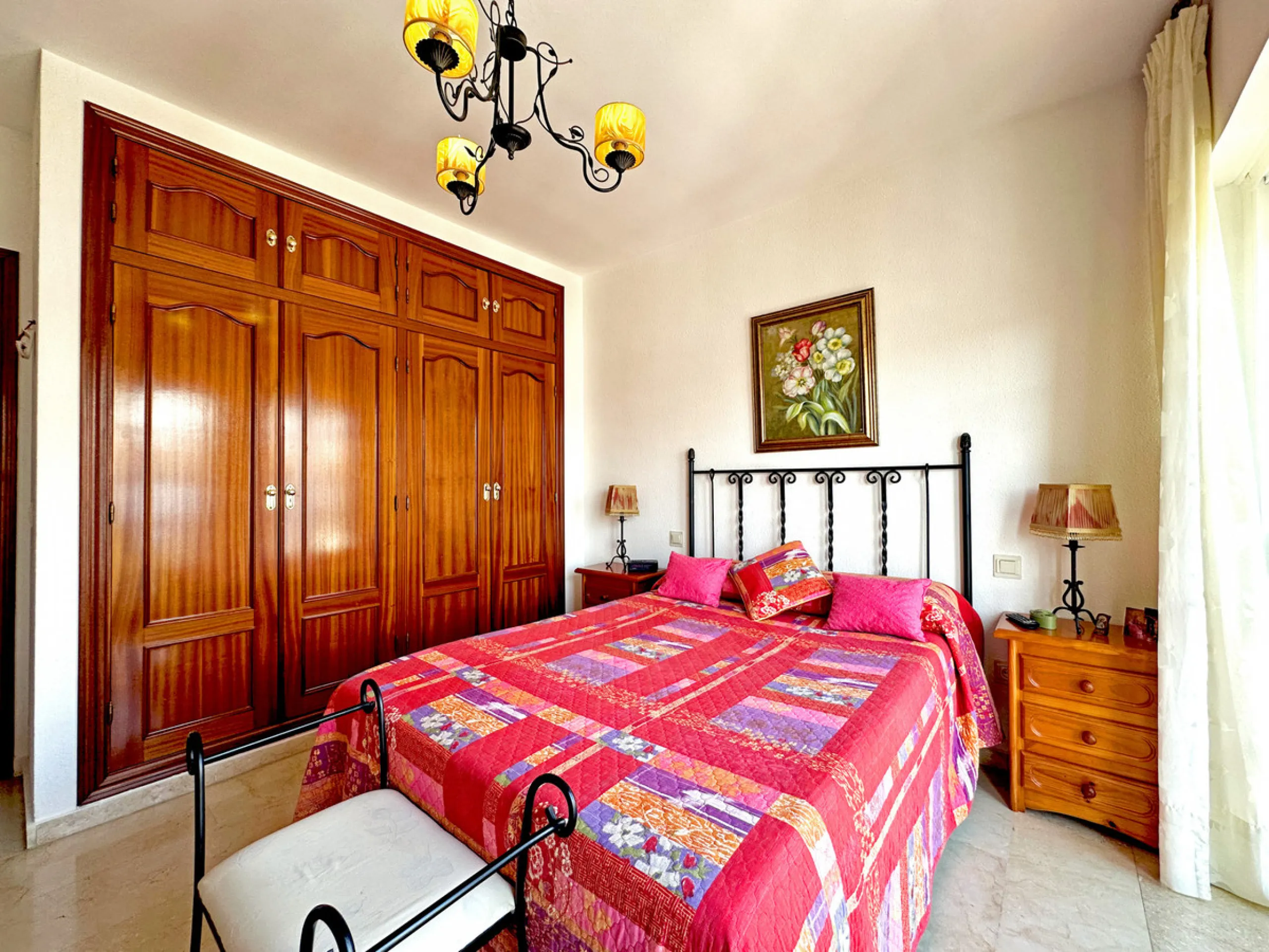 Located in the western part of Estepona, near Estepona Stadium and the Felipe VI Theater, this bright and spacious townhouse represents a unique opportunity for those seeking comfort, spaciousness, and proximity to all amenities. With an excellent orienta