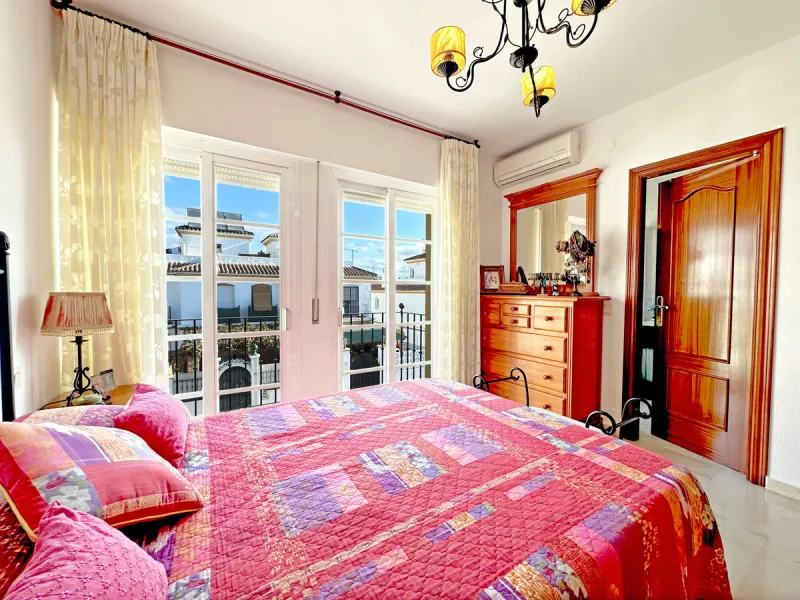 Located in the western part of Estepona, near Estepona Stadium and the Felipe VI Theater, this bright and spacious townhouse represents a unique opportunity for those seeking comfort, spaciousness, and proximity to all amenities. With an excellent orienta