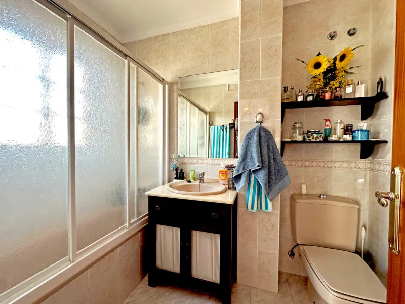 Located in the western part of Estepona, near Estepona Stadium and the Felipe VI Theater, this bright and spacious townhouse represents a unique opportunity for those seeking comfort, spaciousness, and proximity to all amenities. With an excellent orienta