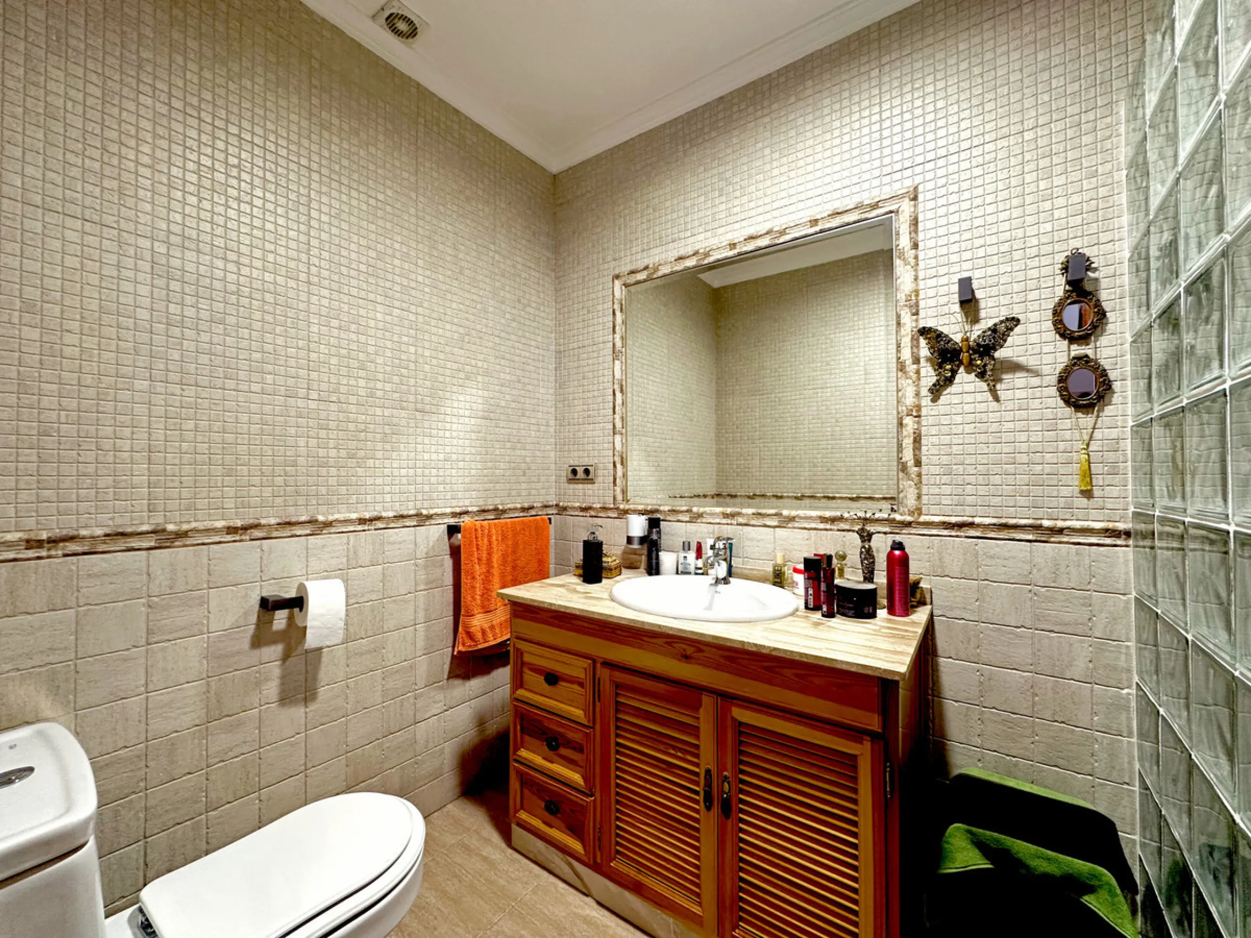Located in the western part of Estepona, near Estepona Stadium and the Felipe VI Theater, this bright and spacious townhouse represents a unique opportunity for those seeking comfort, spaciousness, and proximity to all amenities. With an excellent orienta