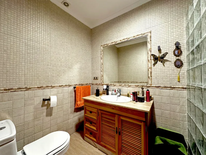 Located in the western part of Estepona, near Estepona Stadium and the Felipe VI Theater, this bright and spacious townhouse represents a unique opportunity for those seeking comfort, spaciousness, and proximity to all amenities. With an excellent orienta