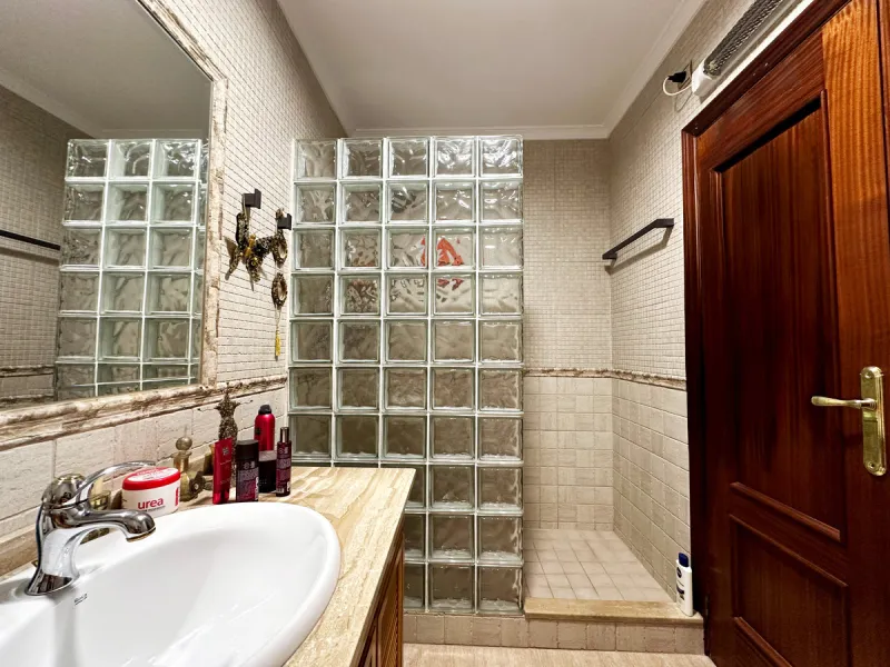 Located in the western part of Estepona, near Estepona Stadium and the Felipe VI Theater, this bright and spacious townhouse represents a unique opportunity for those seeking comfort, spaciousness, and proximity to all amenities. With an excellent orienta