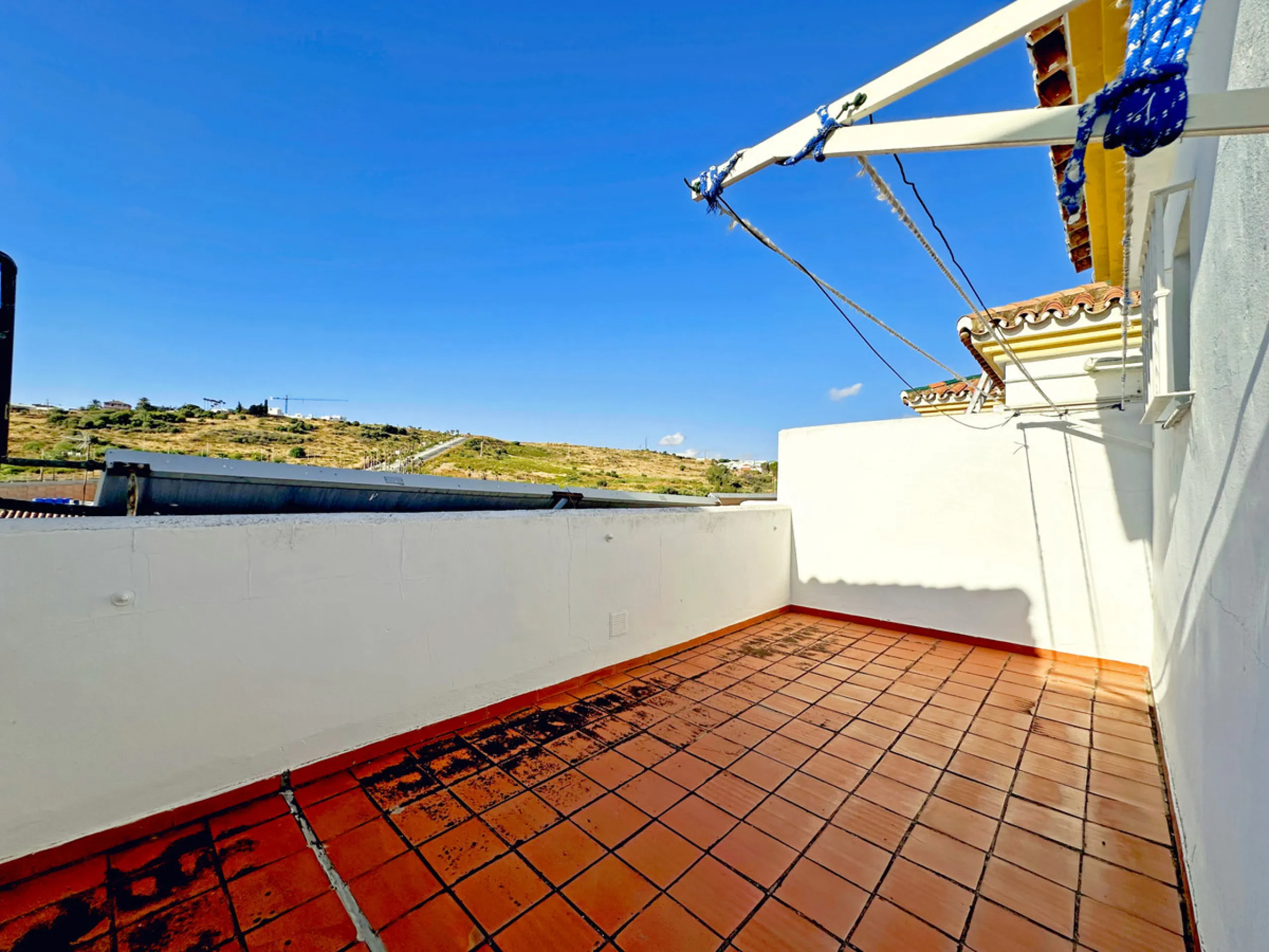 Located in the western part of Estepona, near Estepona Stadium and the Felipe VI Theater, this bright and spacious townhouse represents a unique opportunity for those seeking comfort, spaciousness, and proximity to all amenities. With an excellent orienta