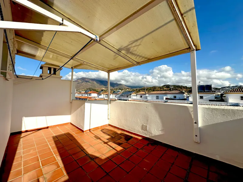 Located in the western part of Estepona, near Estepona Stadium and the Felipe VI Theater, this bright and spacious townhouse represents a unique opportunity for those seeking comfort, spaciousness, and proximity to all amenities. With an excellent orienta