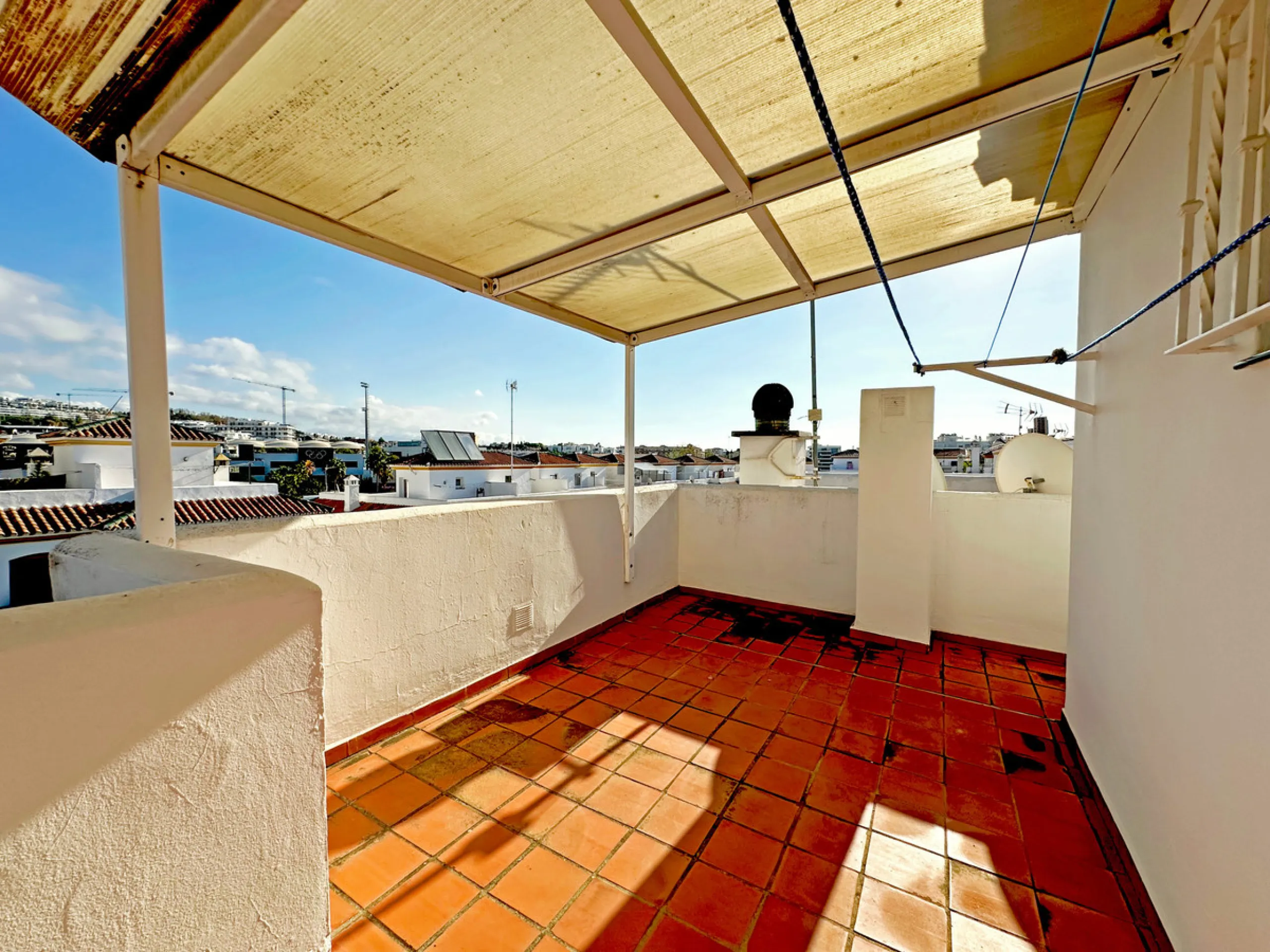 Located in the western part of Estepona, near Estepona Stadium and the Felipe VI Theater, this bright and spacious townhouse represents a unique opportunity for those seeking comfort, spaciousness, and proximity to all amenities. With an excellent orienta