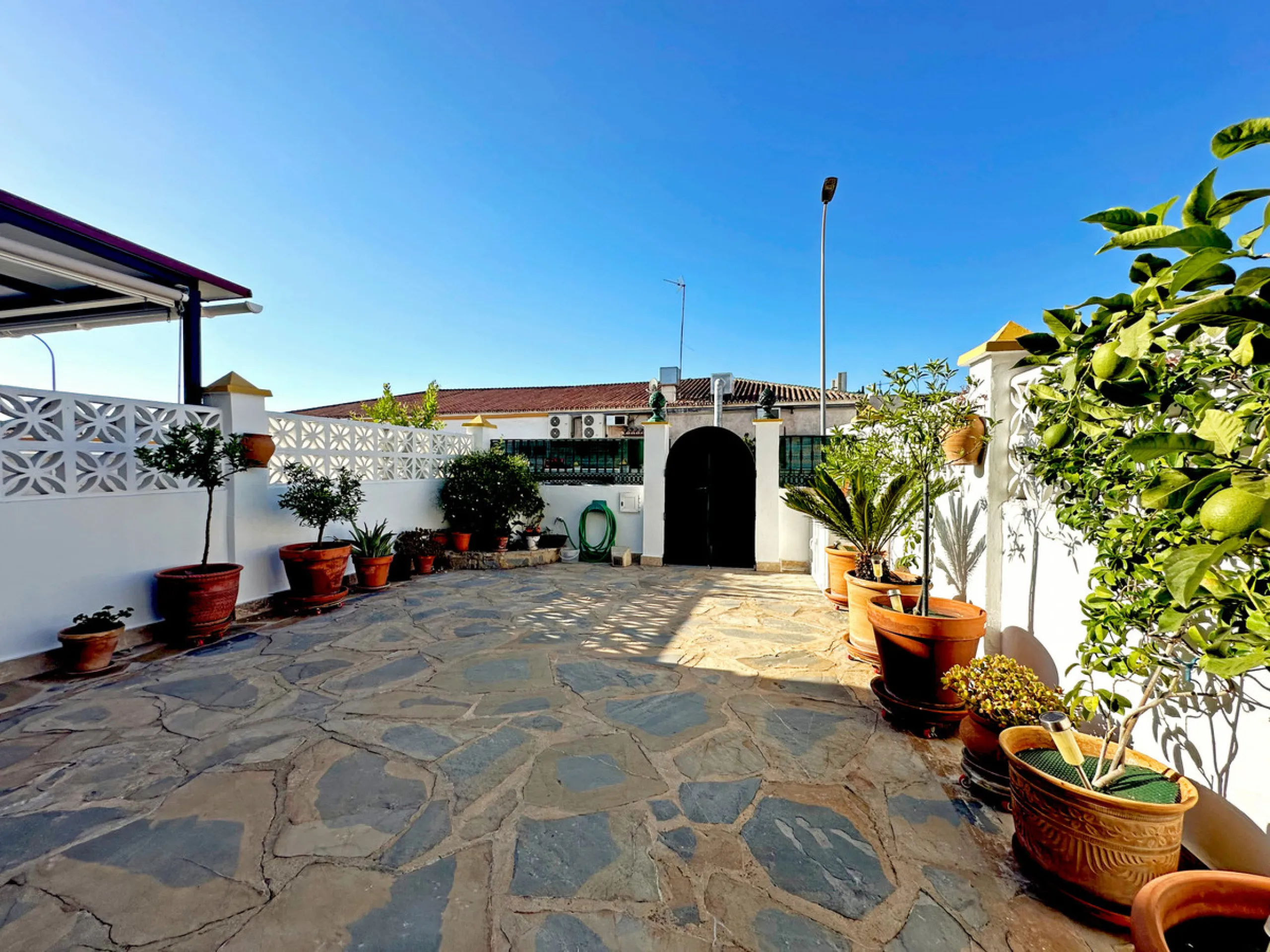 Located in the western part of Estepona, near Estepona Stadium and the Felipe VI Theater, this bright and spacious townhouse represents a unique opportunity for those seeking comfort, spaciousness, and proximity to all amenities. With an excellent orienta