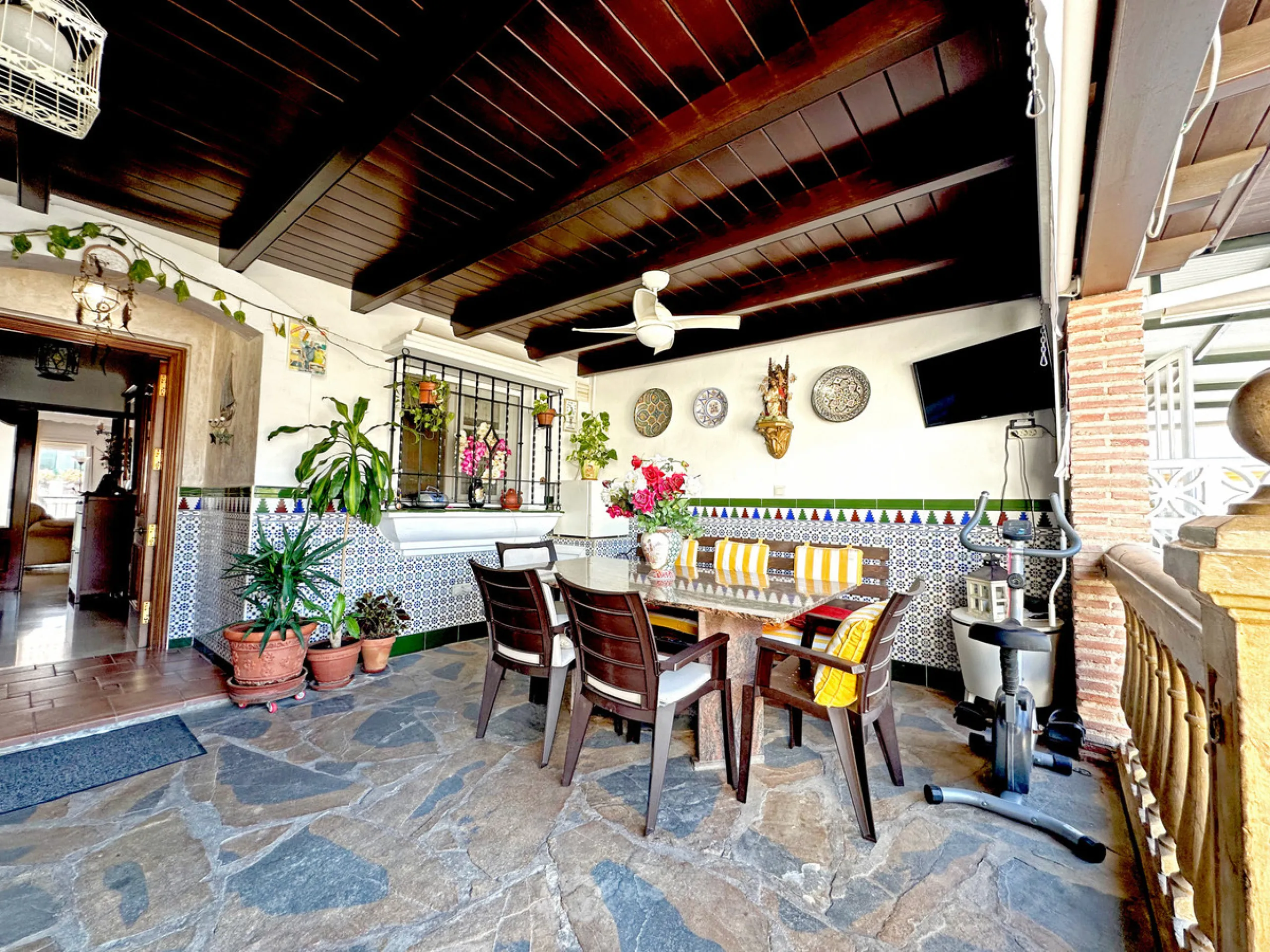 Located in the western part of Estepona, near Estepona Stadium and the Felipe VI Theater, this bright and spacious townhouse represents a unique opportunity for those seeking comfort, spaciousness, and proximity to all amenities. With an excellent orienta