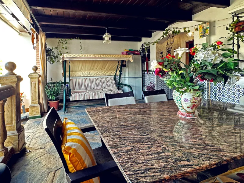 Located in the western part of Estepona, near Estepona Stadium and the Felipe VI Theater, this bright and spacious townhouse represents a unique opportunity for those seeking comfort, spaciousness, and proximity to all amenities. With an excellent orienta