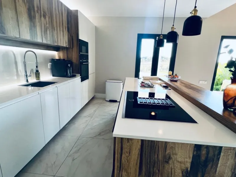 Exquisite Fully Renovated 4-Bedroom Villa with Panoramic Golf and Sea Views – A Perfect Blend of Modern Elegance and Andalusian Charm