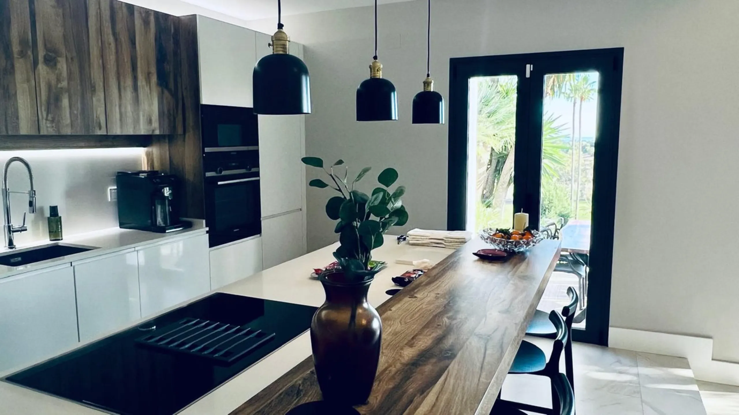 Exquisite Fully Renovated 4-Bedroom Villa with Panoramic Golf and Sea Views – A Perfect Blend of Modern Elegance and Andalusian Charm