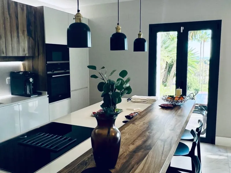 Exquisite Fully Renovated 4-Bedroom Villa with Panoramic Golf and Sea Views – A Perfect Blend of Modern Elegance and Andalusian Charm