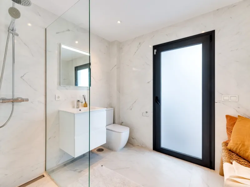 Exquisite Fully Renovated 4-Bedroom Villa with Panoramic Golf and Sea Views – A Perfect Blend of Modern Elegance and Andalusian Charm
