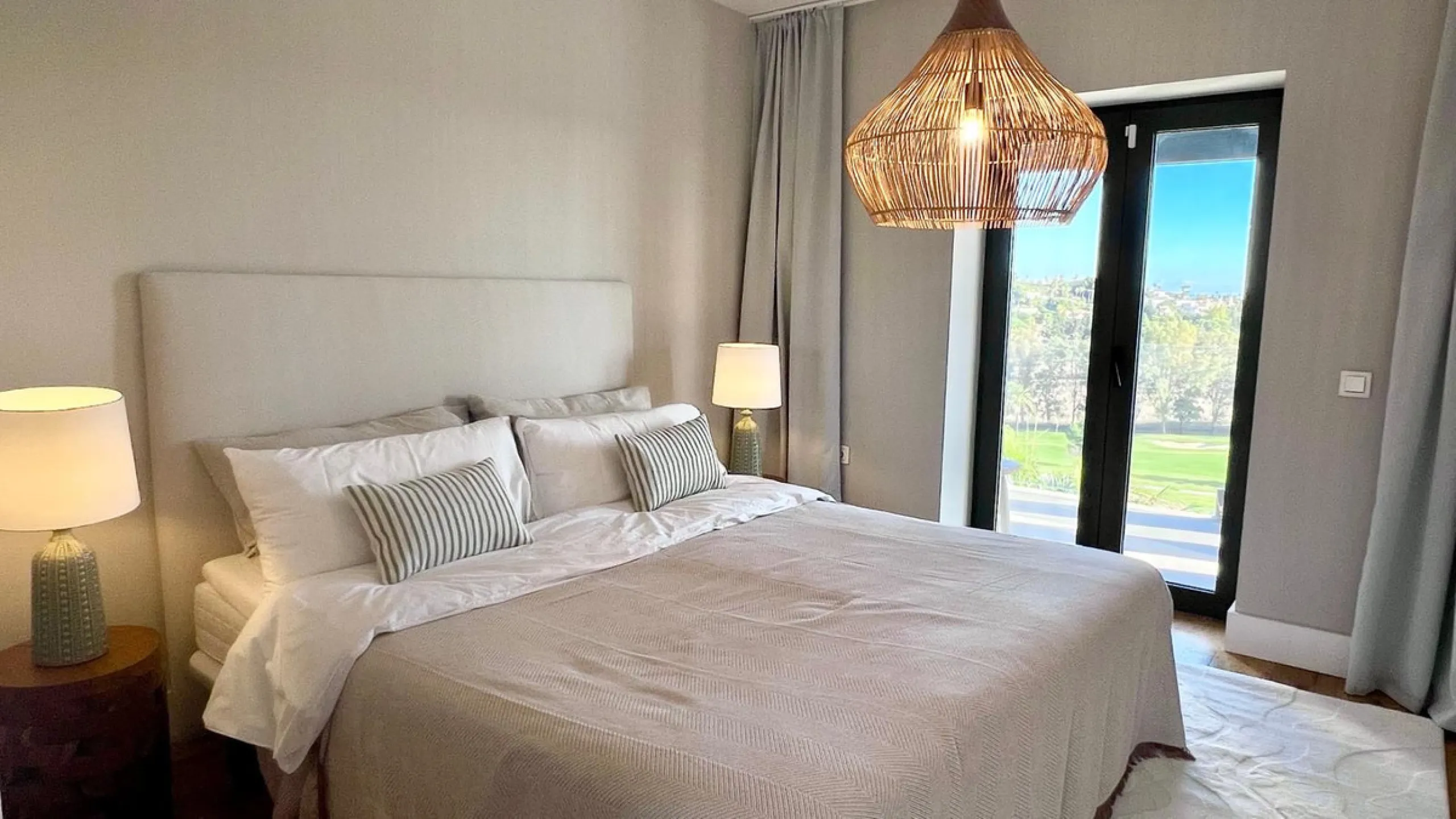 Exquisite Fully Renovated 4-Bedroom Villa with Panoramic Golf and Sea Views – A Perfect Blend of Modern Elegance and Andalusian Charm