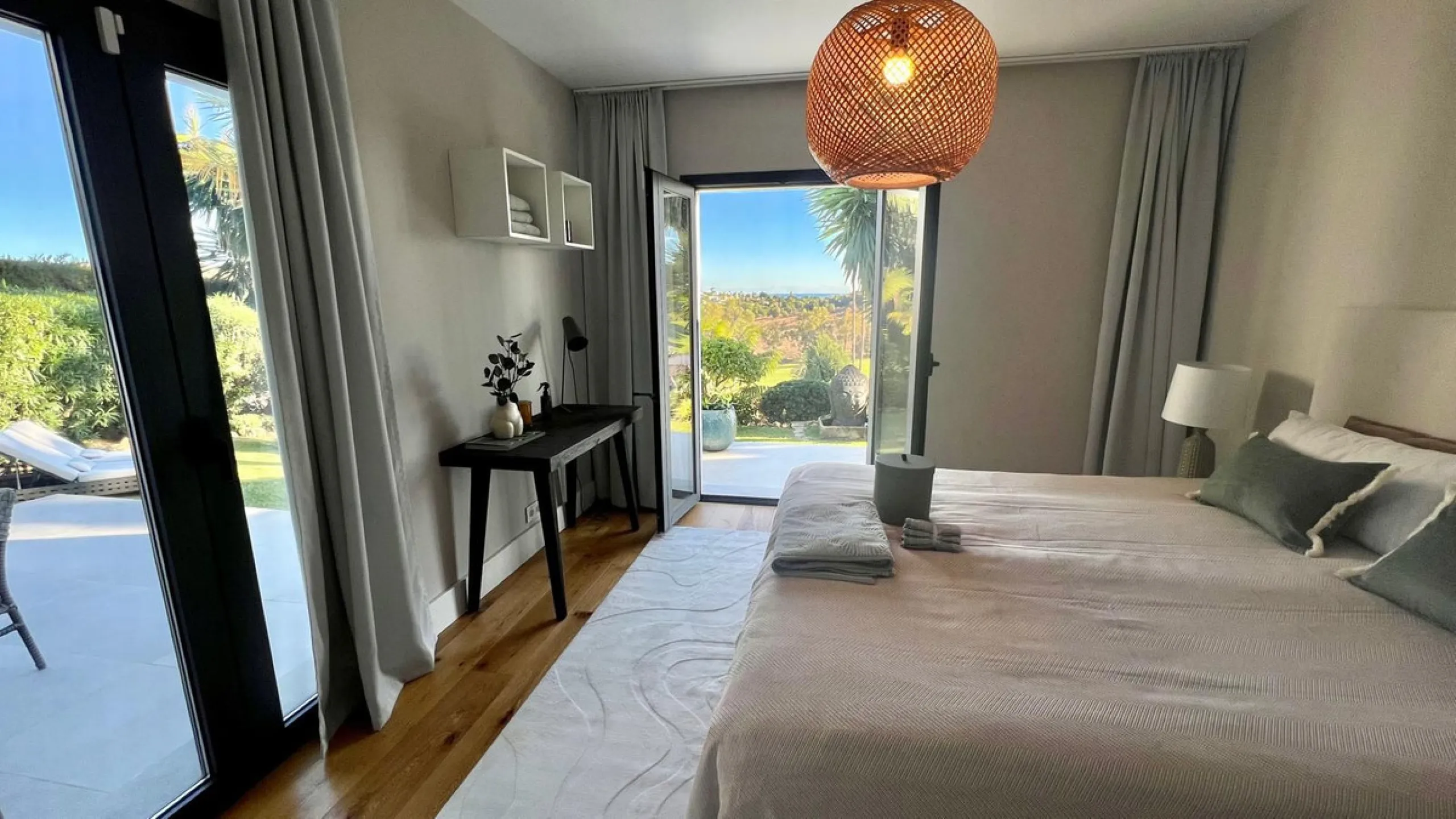 Exquisite Fully Renovated 4-Bedroom Villa with Panoramic Golf and Sea Views – A Perfect Blend of Modern Elegance and Andalusian Charm