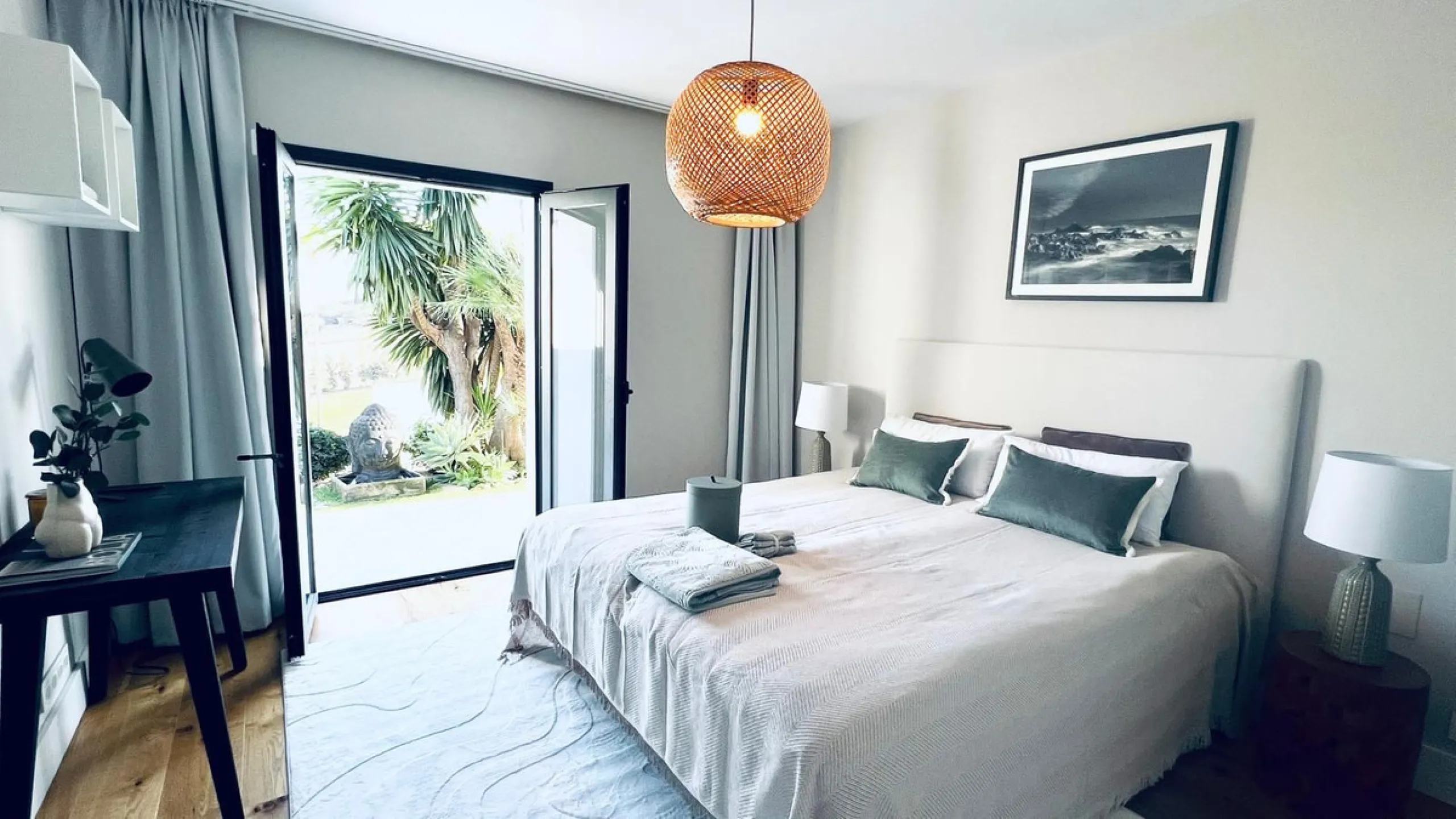 Exquisite Fully Renovated 4-Bedroom Villa with Panoramic Golf and Sea Views – A Perfect Blend of Modern Elegance and Andalusian Charm