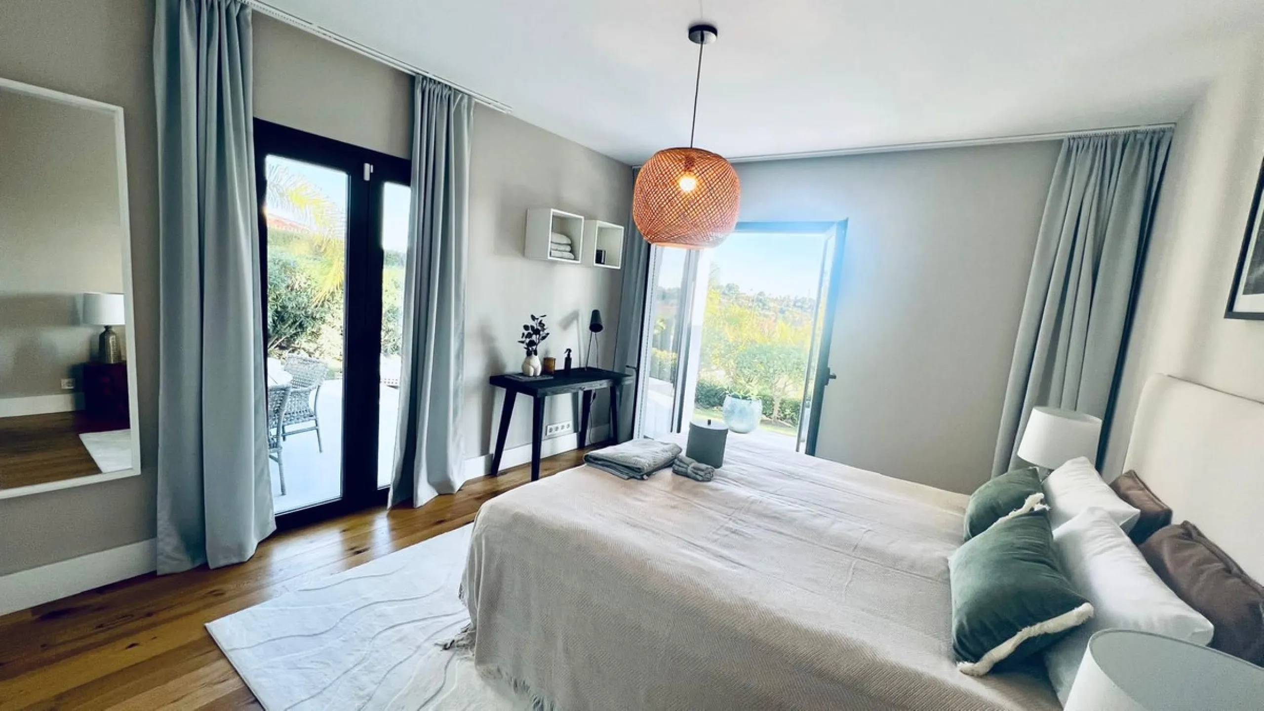 Exquisite Fully Renovated 4-Bedroom Villa with Panoramic Golf and Sea Views – A Perfect Blend of Modern Elegance and Andalusian Charm