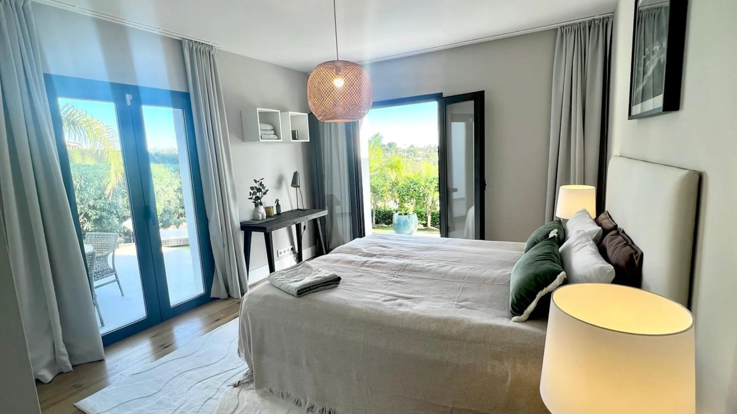 Exquisite Fully Renovated 4-Bedroom Villa with Panoramic Golf and Sea Views – A Perfect Blend of Modern Elegance and Andalusian Charm