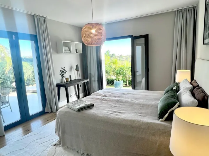 Exquisite Fully Renovated 4-Bedroom Villa with Panoramic Golf and Sea Views – A Perfect Blend of Modern Elegance and Andalusian Charm