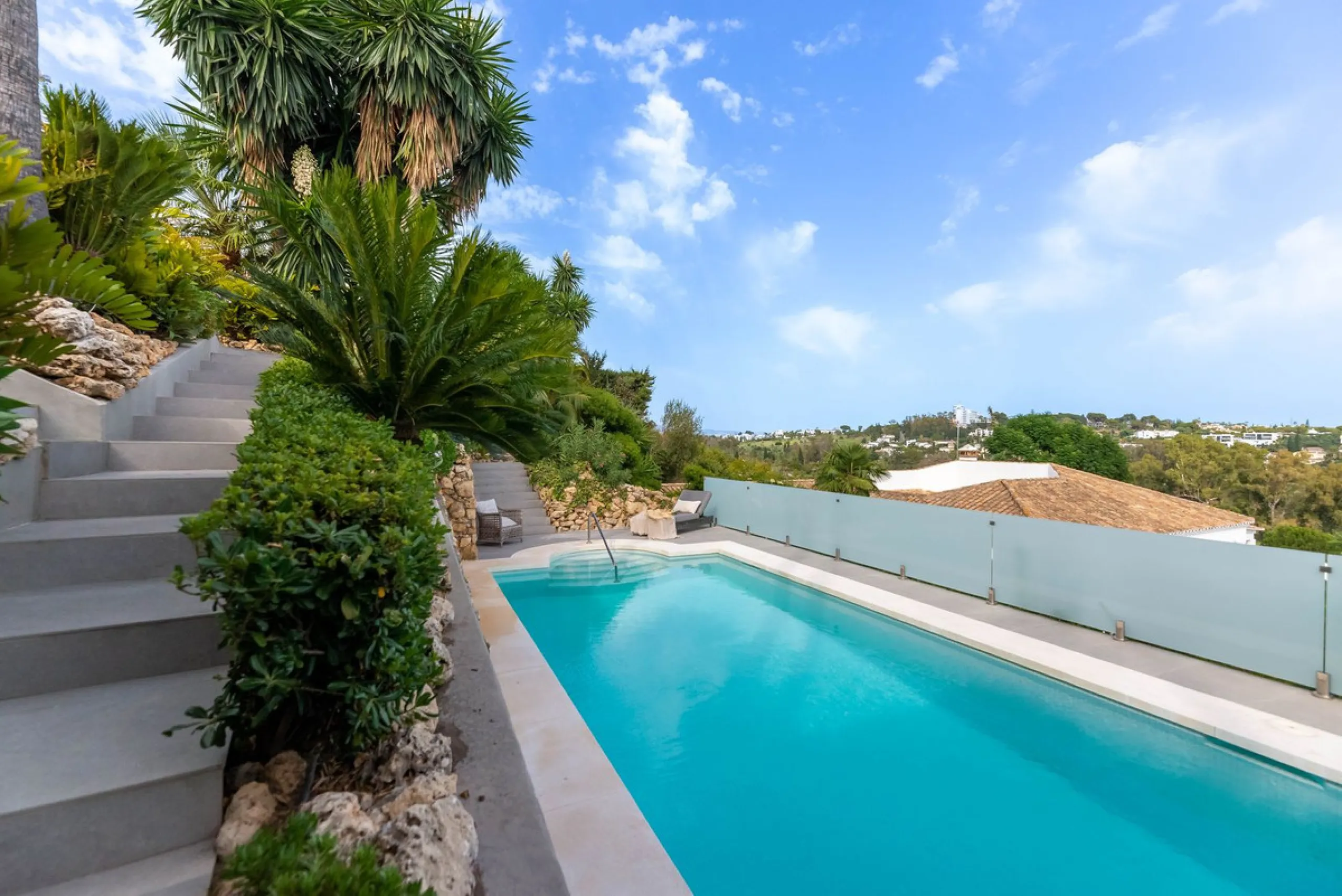 Exquisite Fully Renovated 4-Bedroom Villa with Panoramic Golf and Sea Views – A Perfect Blend of Modern Elegance and Andalusian Charm