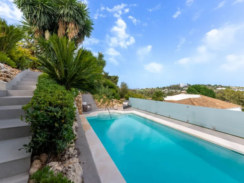 Exquisite Fully Renovated 4-Bedroom Villa with Panoramic Golf and Sea Views – A Perfect Blend of Modern Elegance and Andalusian Charm