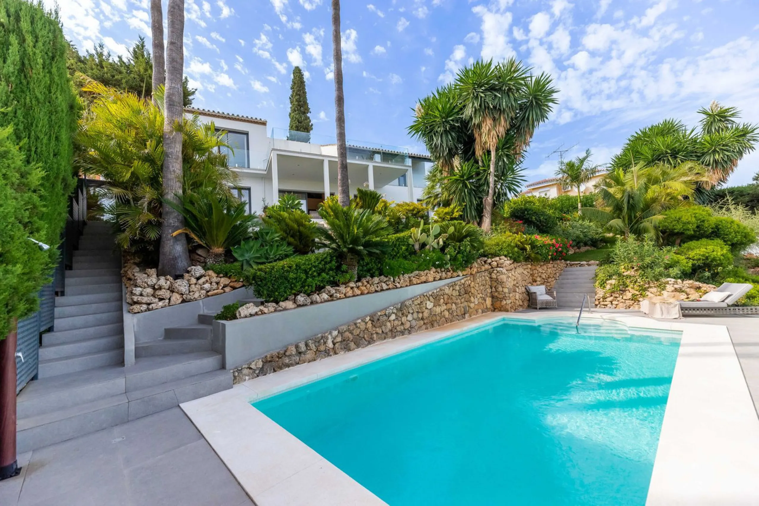 Exquisite Fully Renovated 4-Bedroom Villa with Panoramic Golf and Sea Views – A Perfect Blend of Modern Elegance and Andalusian Charm