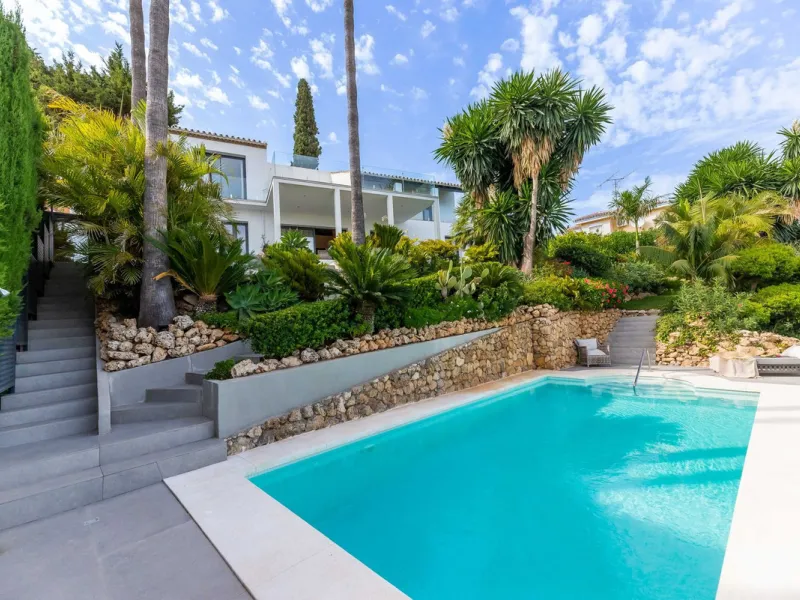 Exquisite Fully Renovated 4-Bedroom Villa with Panoramic Golf and Sea Views – A Perfect Blend of Modern Elegance and Andalusian Charm