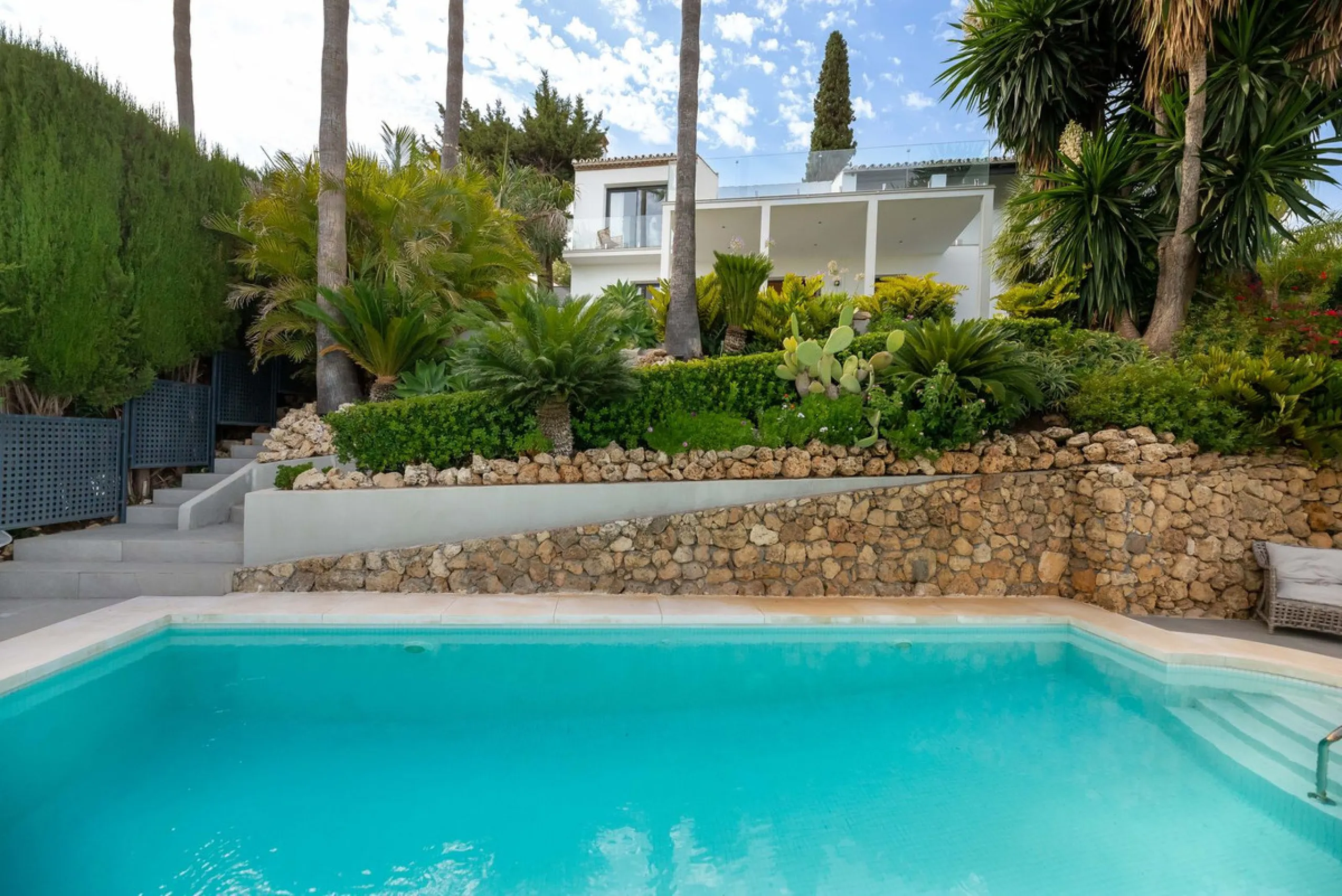 Exquisite Fully Renovated 4-Bedroom Villa with Panoramic Golf and Sea Views – A Perfect Blend of Modern Elegance and Andalusian Charm