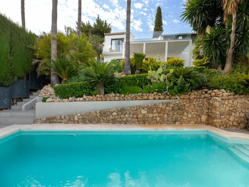 Exquisite Fully Renovated 4-Bedroom Villa with Panoramic Golf and Sea Views – A Perfect Blend of Modern Elegance and Andalusian Charm