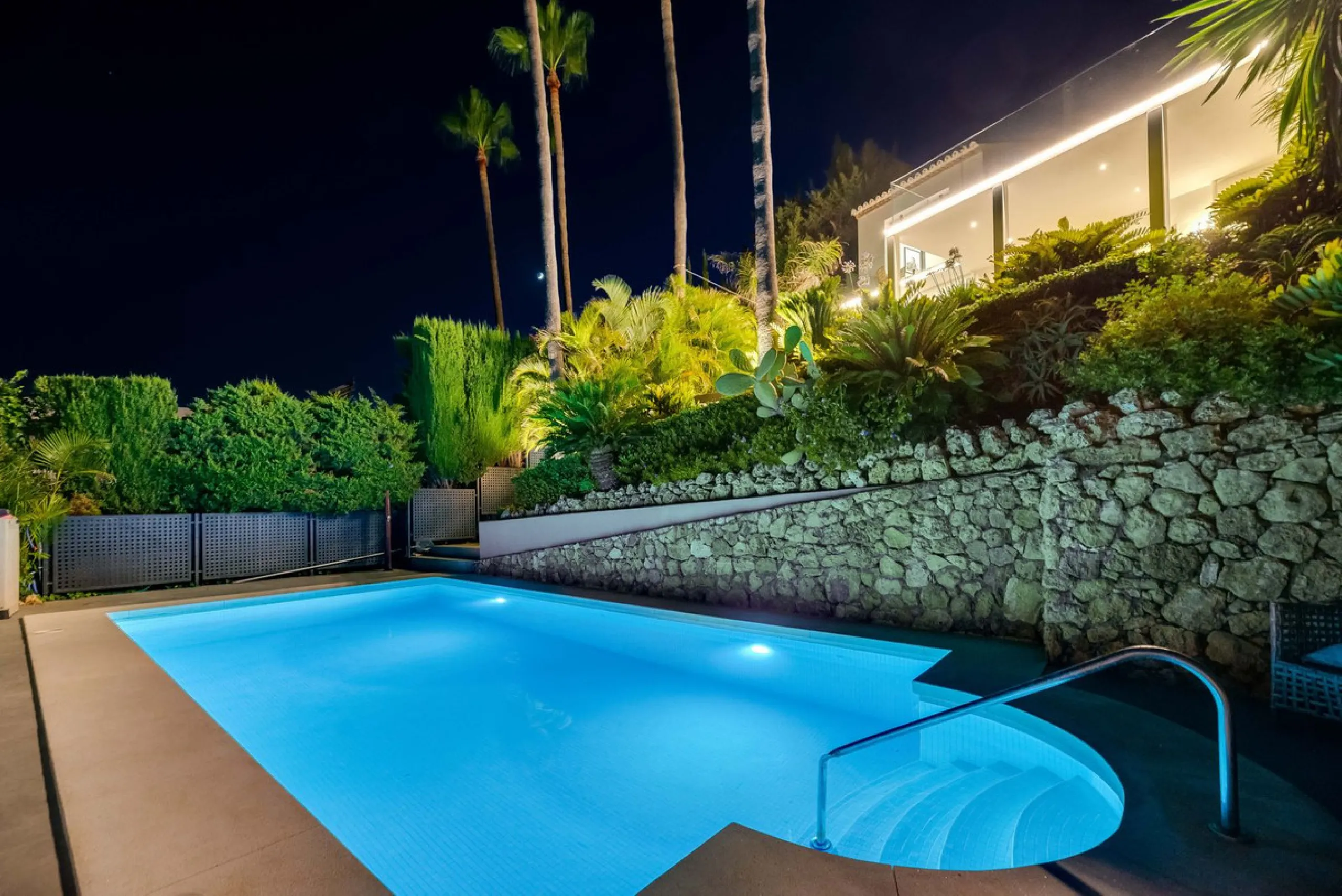 Exquisite Fully Renovated 4-Bedroom Villa with Panoramic Golf and Sea Views – A Perfect Blend of Modern Elegance and Andalusian Charm