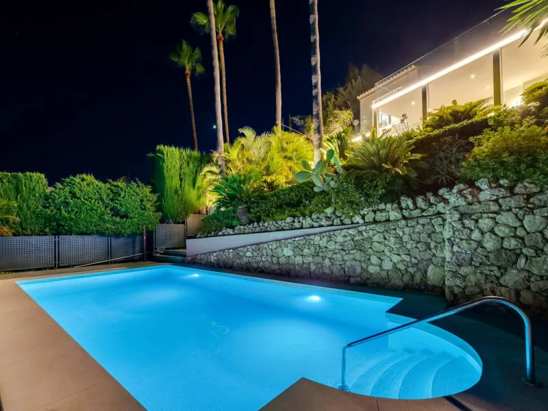 Exquisite Fully Renovated 4-Bedroom Villa with Panoramic Golf and Sea Views – A Perfect Blend of Modern Elegance and Andalusian Charm