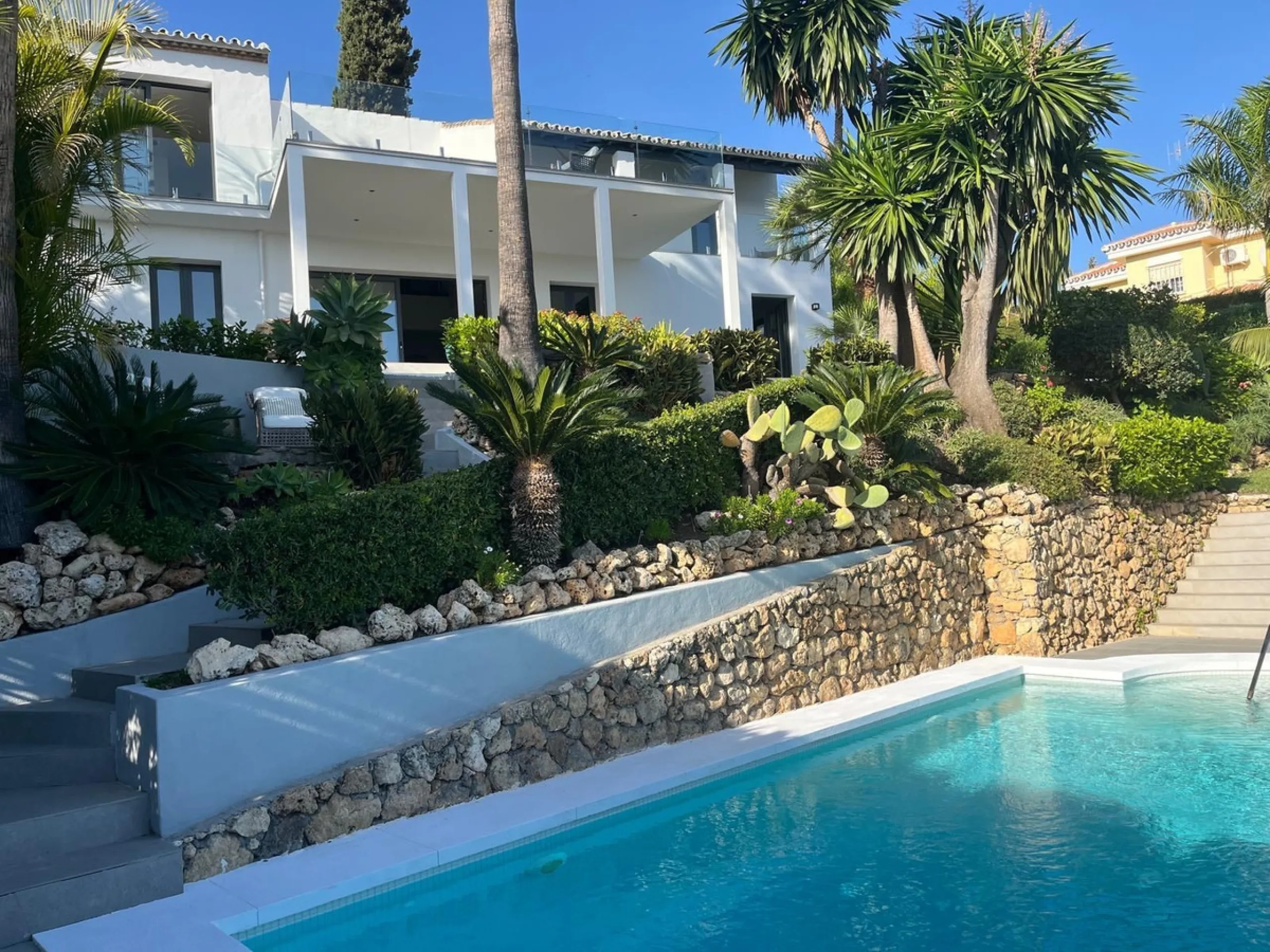 Exquisite Fully Renovated 4-Bedroom Villa with Panoramic Golf and Sea Views – A Perfect Blend of Modern Elegance and Andalusian Charm