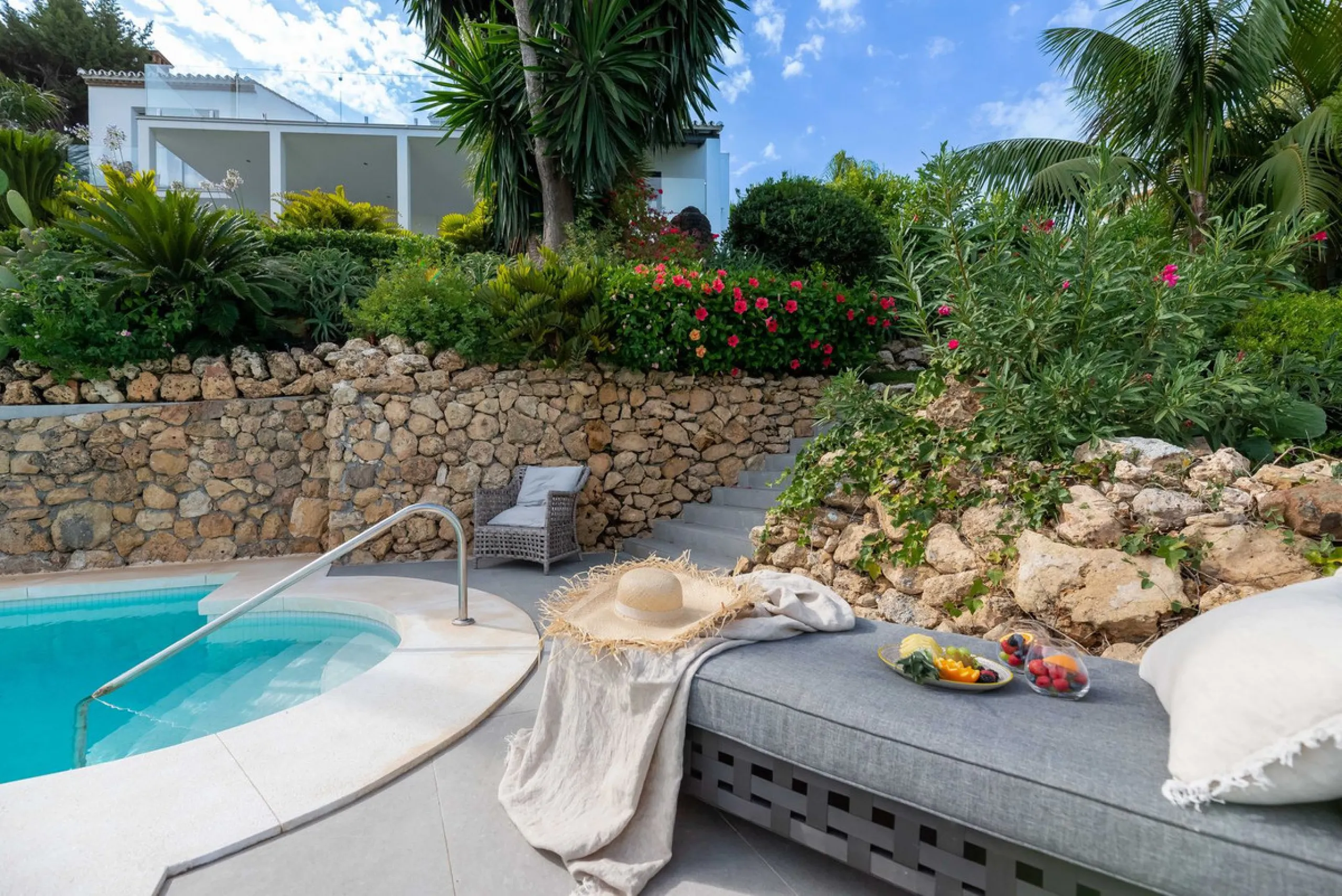 Exquisite Fully Renovated 4-Bedroom Villa with Panoramic Golf and Sea Views – A Perfect Blend of Modern Elegance and Andalusian Charm