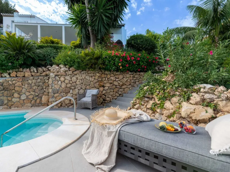 Exquisite Fully Renovated 4-Bedroom Villa with Panoramic Golf and Sea Views – A Perfect Blend of Modern Elegance and Andalusian Charm