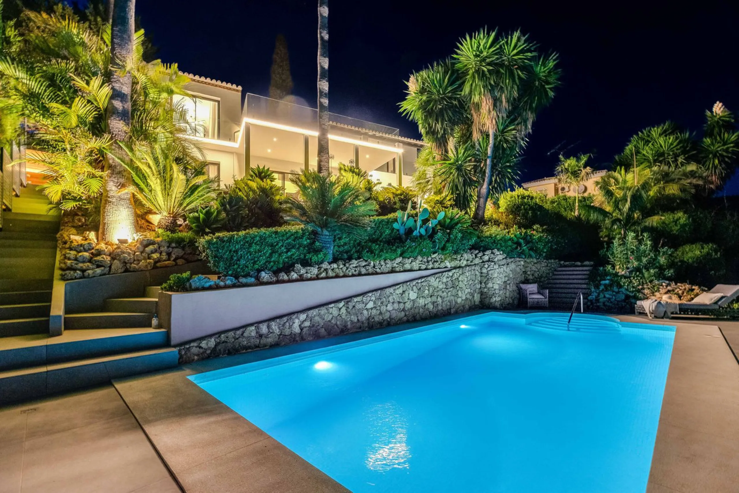 Exquisite Fully Renovated 4-Bedroom Villa with Panoramic Golf and Sea Views – A Perfect Blend of Modern Elegance and Andalusian Charm