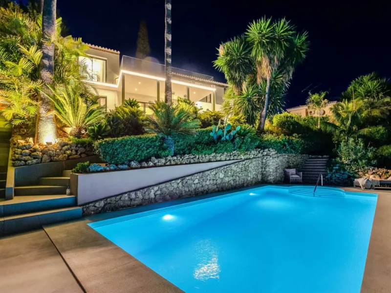 Exquisite Fully Renovated 4-Bedroom Villa with Panoramic Golf and Sea Views – A Perfect Blend of Modern Elegance and Andalusian Charm