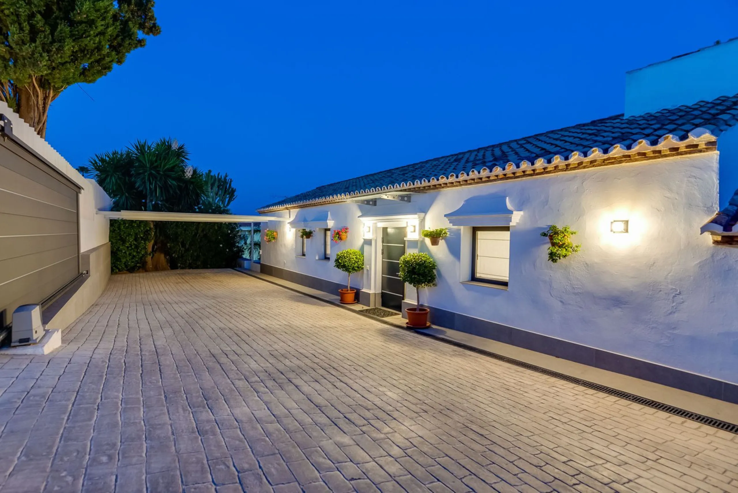 Exquisite Fully Renovated 4-Bedroom Villa with Panoramic Golf and Sea Views – A Perfect Blend of Modern Elegance and Andalusian Charm
