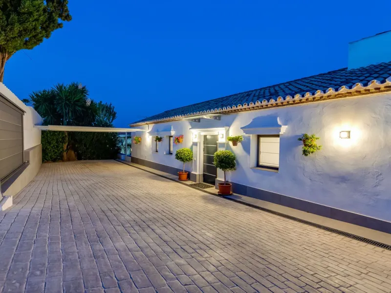 Exquisite Fully Renovated 4-Bedroom Villa with Panoramic Golf and Sea Views – A Perfect Blend of Modern Elegance and Andalusian Charm