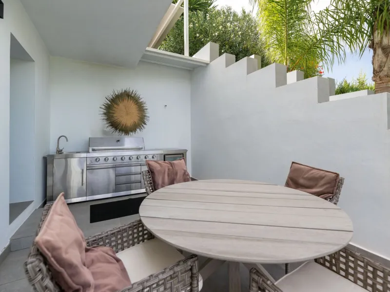 Exquisite Fully Renovated 4-Bedroom Villa with Panoramic Golf and Sea Views – A Perfect Blend of Modern Elegance and Andalusian Charm