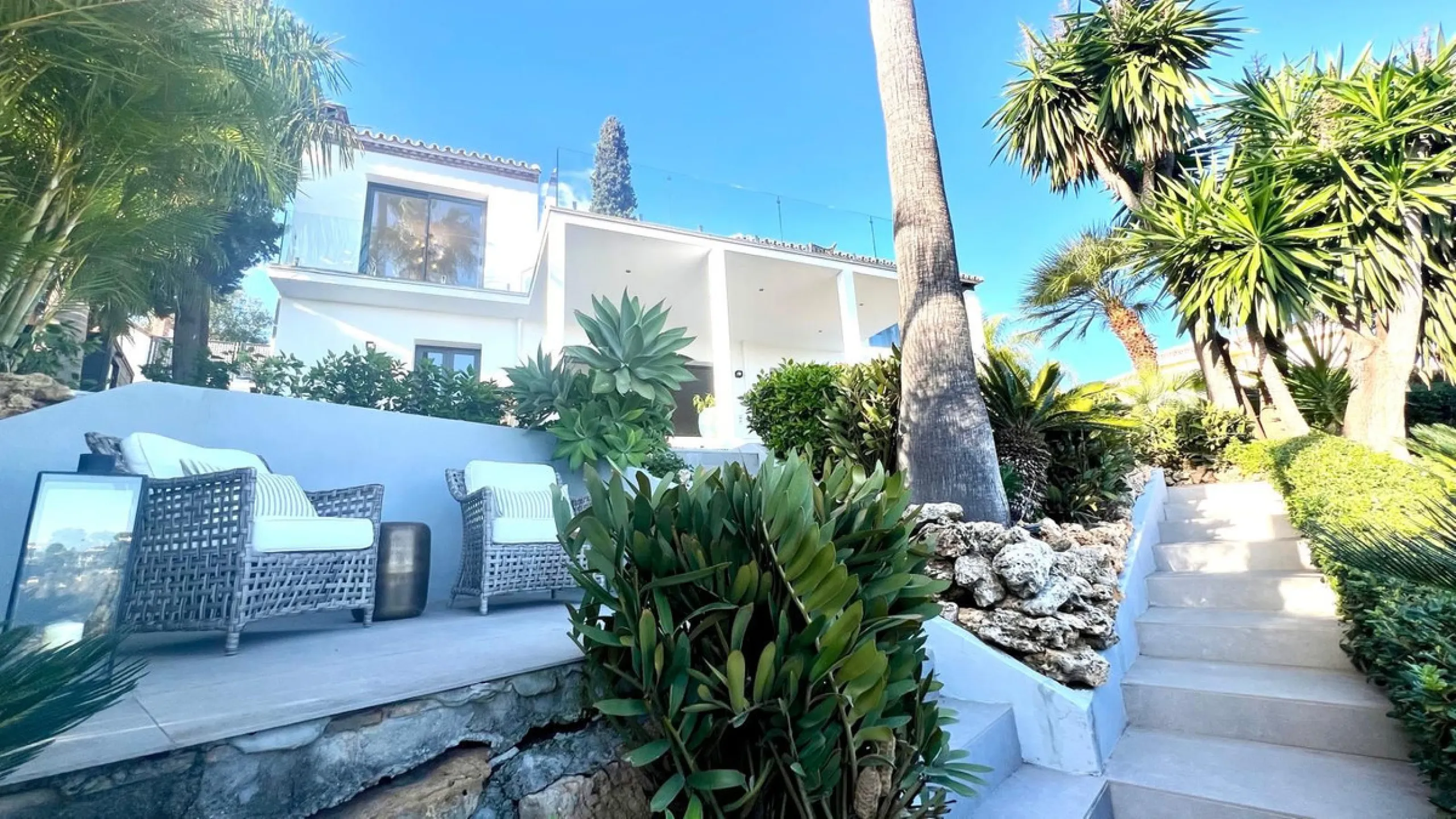 Exquisite Fully Renovated 4-Bedroom Villa with Panoramic Golf and Sea Views – A Perfect Blend of Modern Elegance and Andalusian Charm