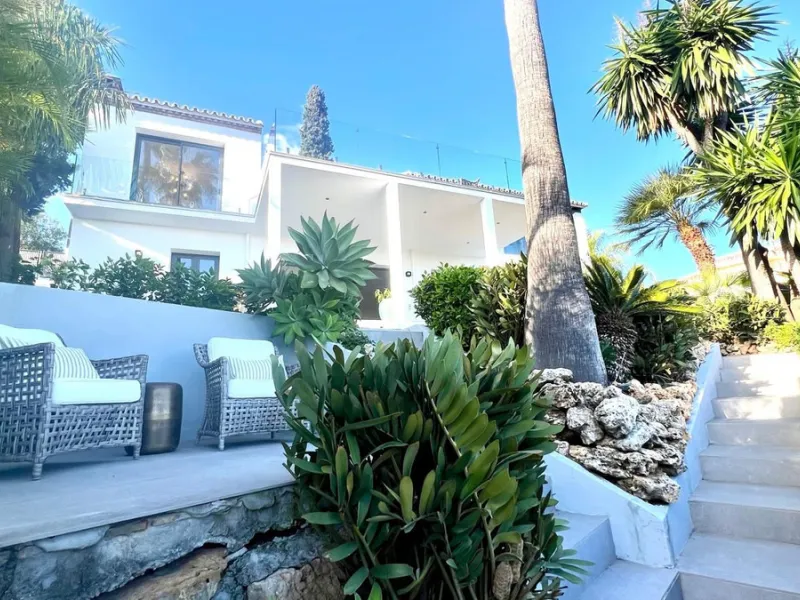Exquisite Fully Renovated 4-Bedroom Villa with Panoramic Golf and Sea Views – A Perfect Blend of Modern Elegance and Andalusian Charm