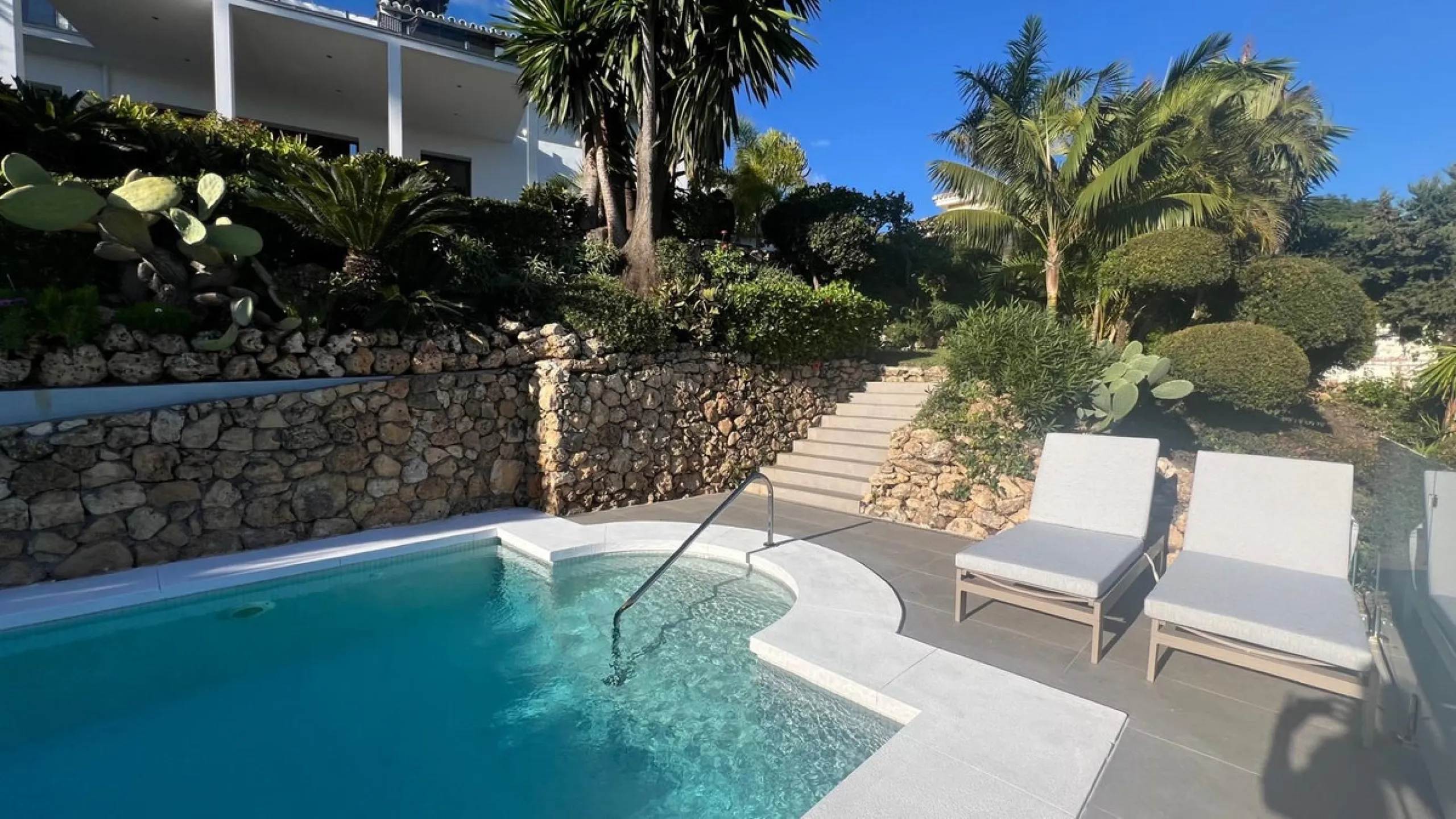 Exquisite Fully Renovated 4-Bedroom Villa with Panoramic Golf and Sea Views – A Perfect Blend of Modern Elegance and Andalusian Charm