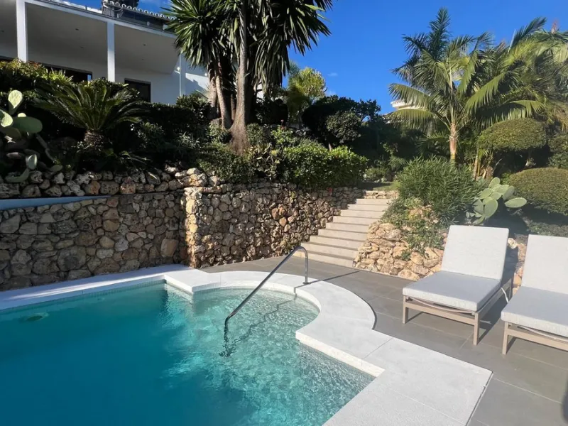 Exquisite Fully Renovated 4-Bedroom Villa with Panoramic Golf and Sea Views – A Perfect Blend of Modern Elegance and Andalusian Charm