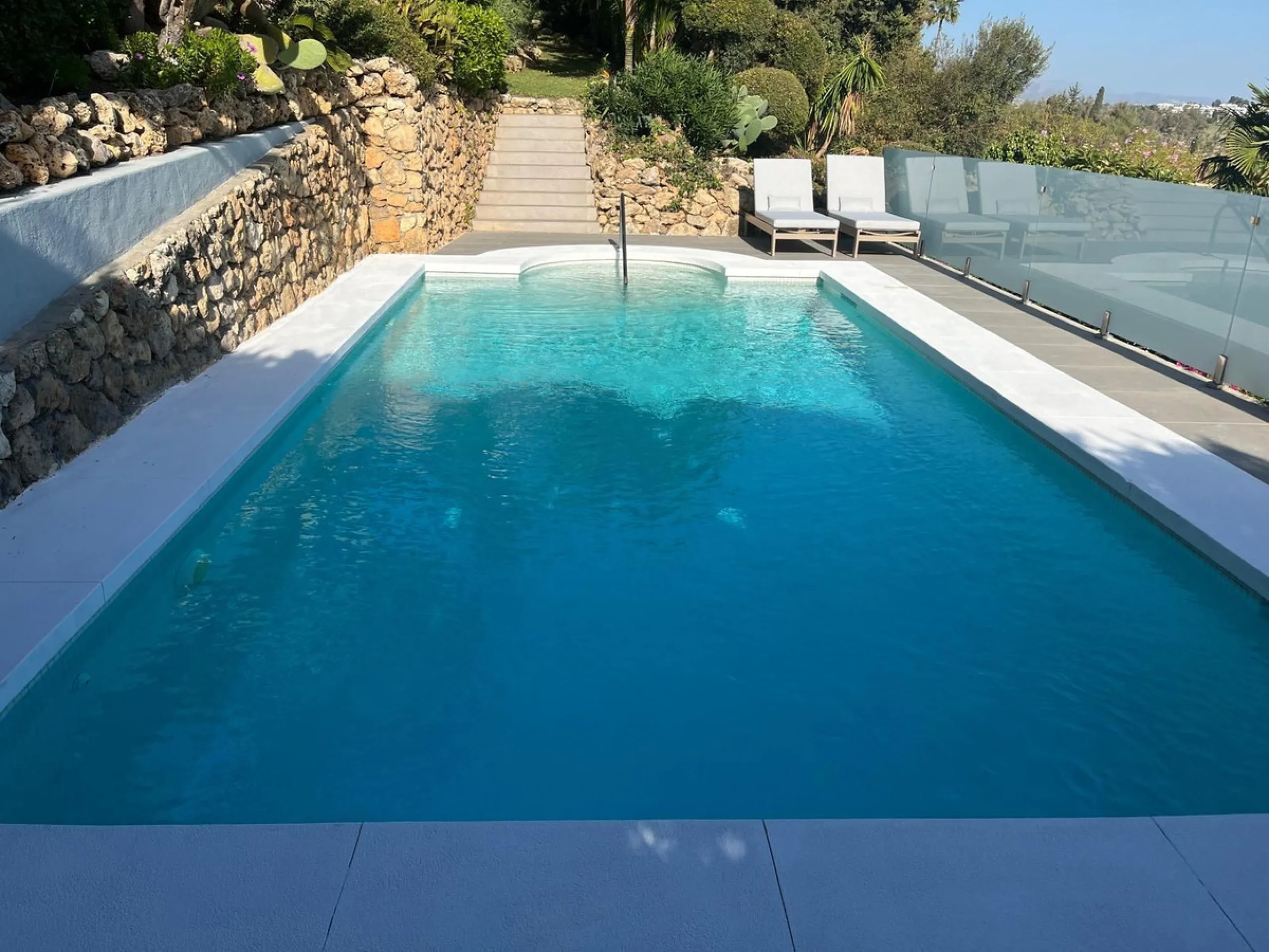 Exquisite Fully Renovated 4-Bedroom Villa with Panoramic Golf and Sea Views – A Perfect Blend of Modern Elegance and Andalusian Charm