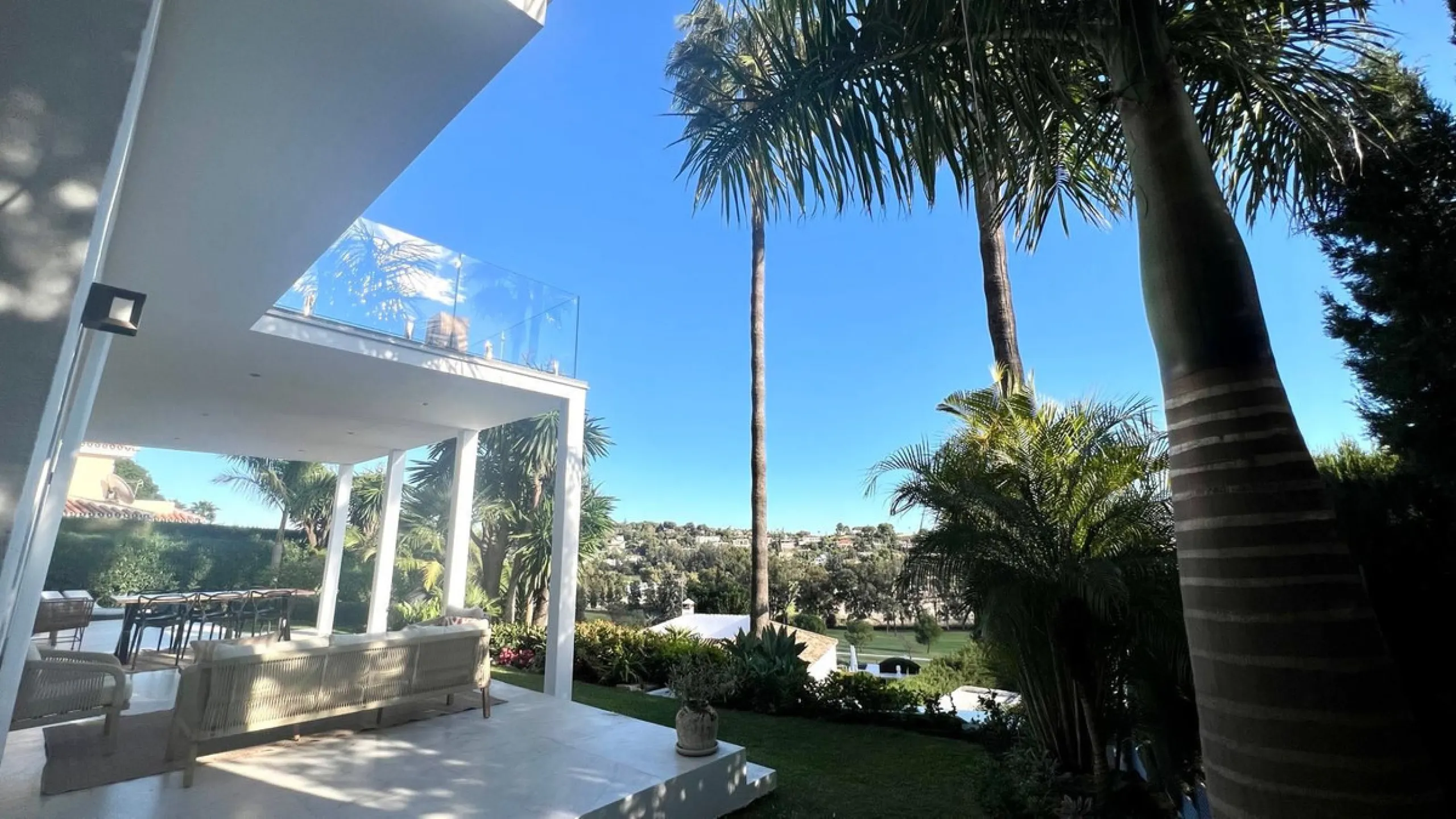 Exquisite Fully Renovated 4-Bedroom Villa with Panoramic Golf and Sea Views – A Perfect Blend of Modern Elegance and Andalusian Charm