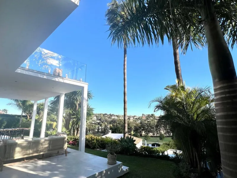 Exquisite Fully Renovated 4-Bedroom Villa with Panoramic Golf and Sea Views – A Perfect Blend of Modern Elegance and Andalusian Charm